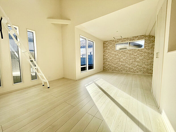 【LDK】　光と天井の高さが、空間の価値を引き上げるLDK