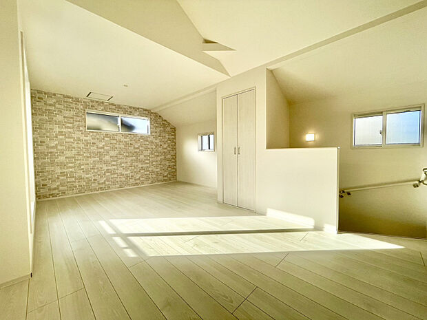 【LDK】　勾配天井×アクセントクロスが映える、印象的なリビング