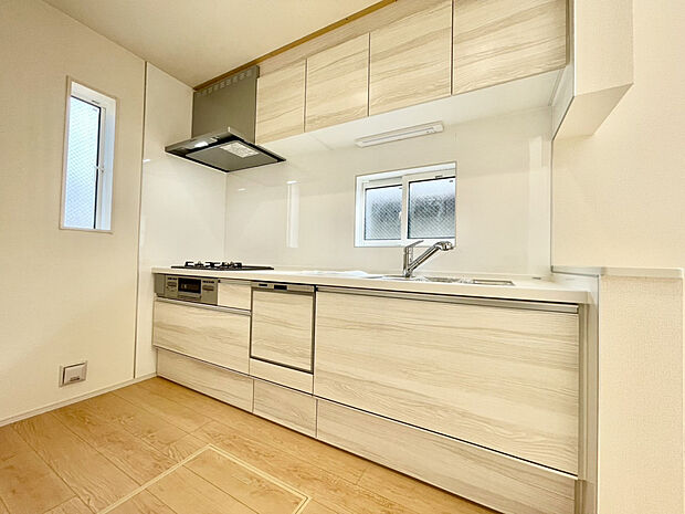 【【キッチン】】家族との会話が弾む、明るく機能的なシステムキッチン。