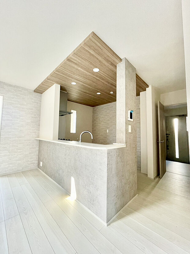 【【キッチン】】ポップアップ天井が映える、上質感ある対面キッチン