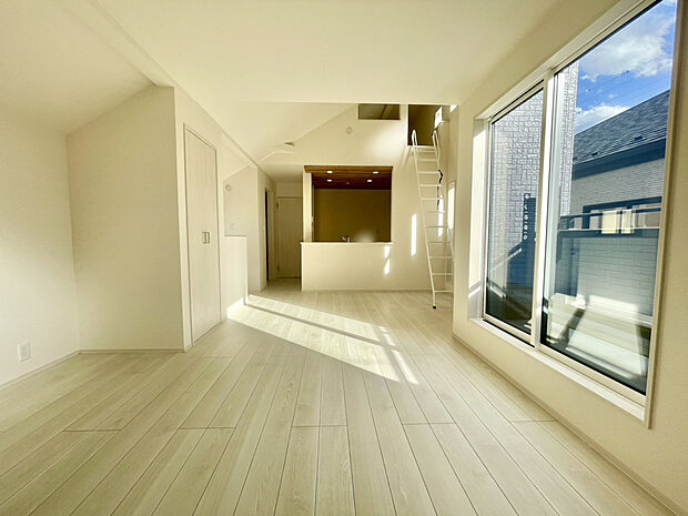 【【LDK】】開放感のあるLDKに、遊び心を添えるロフト空間