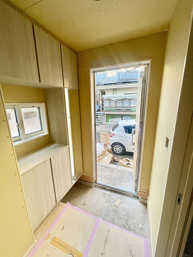 【【玄関】12/15現在】玄関収納充実♪窓付きで明るい玄関スペース