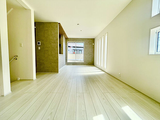 【1号棟:LDK】☆奥行きのある空間設計で、家具配置もしやすいゆとりのリビング空間♪アクセントクロスが空間のアクセントとなり、上質な雰囲気を演出