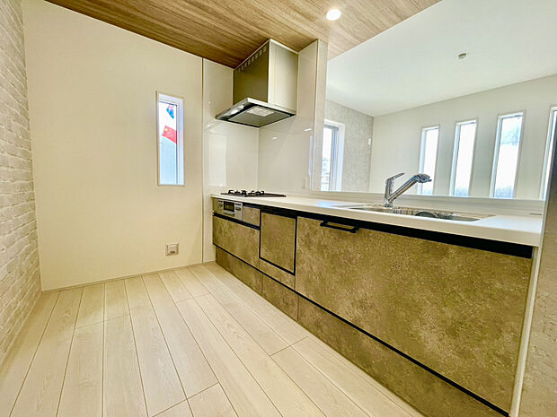 【1号棟:キッチン】空間と調和する、機能美を備えたフルフラットキッチン。