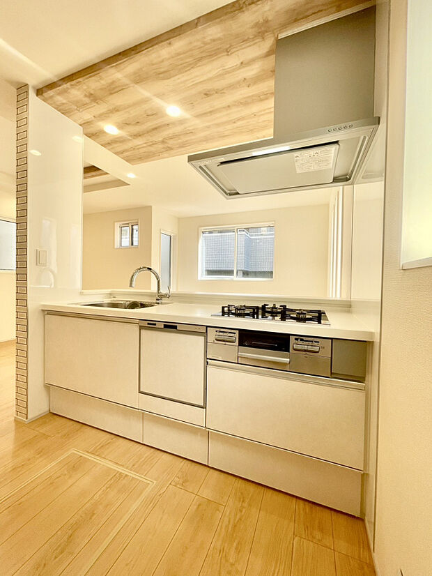 【2号棟:キッチン】「機能性と美しさを兼ね備えたシステムキッチン。」三口コンロ・食洗機付きで、日々の家事をしっかりサポート。