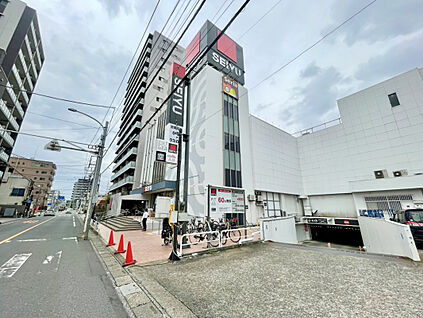 西友鳩ケ谷店 570m