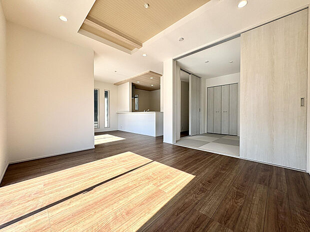 【4号棟/LDK（16.5帖）】　LDK横には一体利用可能な和室を配置。引き戸を開放すると空間がひと続きになり、キッチンから和室で遊ぶお子様を見守りながら家事ができます。