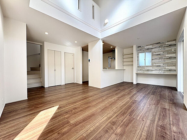 【1号棟/LDK（17.75帖）】　ご家族とコミュニケーションを取りやすい対面式キッチンを採用。会話を楽しみながら調理や片付けができます。