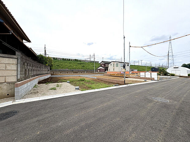 【現地土地写真】　新設道路は幅員約4.5m～約6.0m。西側道路は約8.0mの公道に面しています。アスファルト舗装済みのため、お車の出入庫や自転車での移動もスムーズです。
