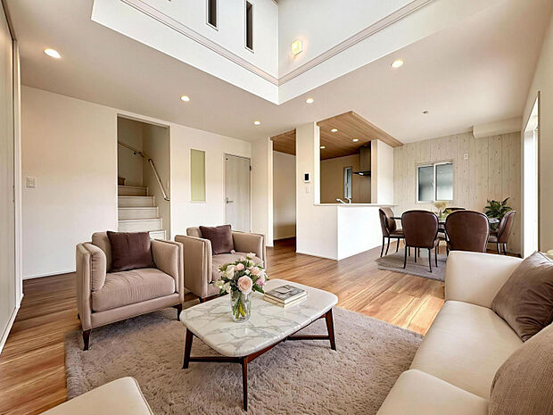 【LDK（18.0帖）】　（※家具等をCGで加工しています。家具付き販売ではございません。）広々としたLDKは、家具配置の自由度が高く、寛ぎと機能性を兼ね備えた心地よい空間を演出します。