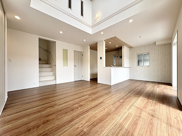 【LDK（18.0帖）】　18.0帖の広々としたLDK。リビング・ダイニング・キッチンがゆるやかにつながり、どこにいても自然と会話が生まれる空間です。