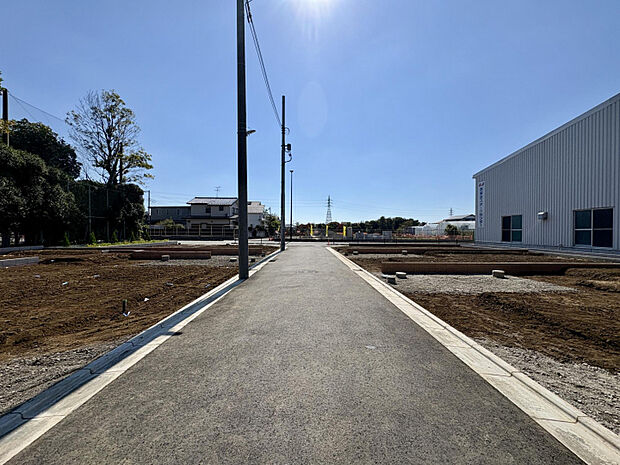 【前面道路を含む現地写真】　徒歩10分圏内に教育施設・買い物施設・公園などが揃う、幅広い世代に住み心地の良いロケーション。ゆっくりと子育てしたいご家族にもおすすめです。