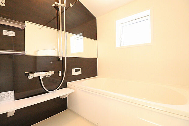 【【2号棟/浴室】】ワイドミラーを施した浴室。スライドバー付きなので、シャワーの高さの調節が可能です。