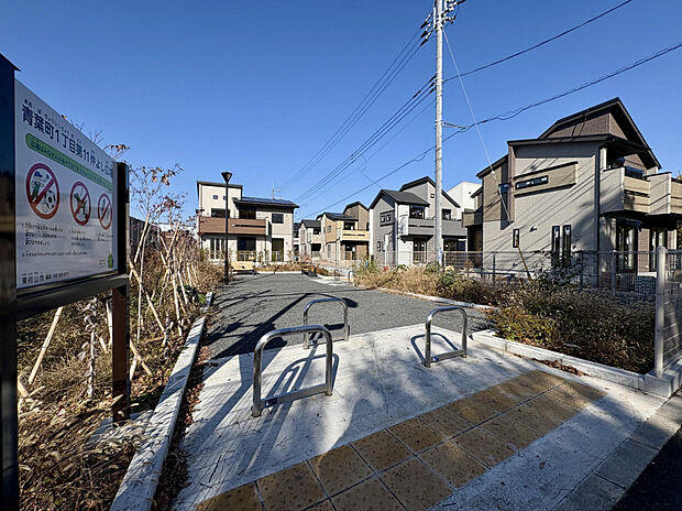 【【公園】】分譲地内には公園を設けています。 お子様の外遊びやお散歩、ちょっとした運動などにも利用可能◎住民同士のコミュニケーションの場としても活用できます。