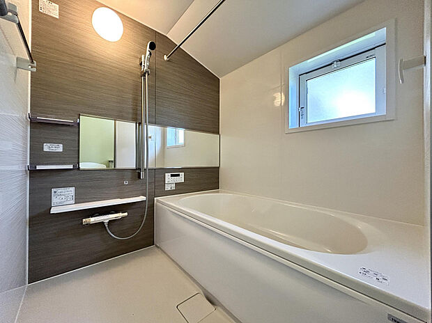 【【浴室（2号棟）/※同仕様参考】】浴室をより広く感じさせる、ワイドミラーを設置。浴室乾燥機付きのため、季節や時間帯を気にせず洗濯物を干すことが可能です。