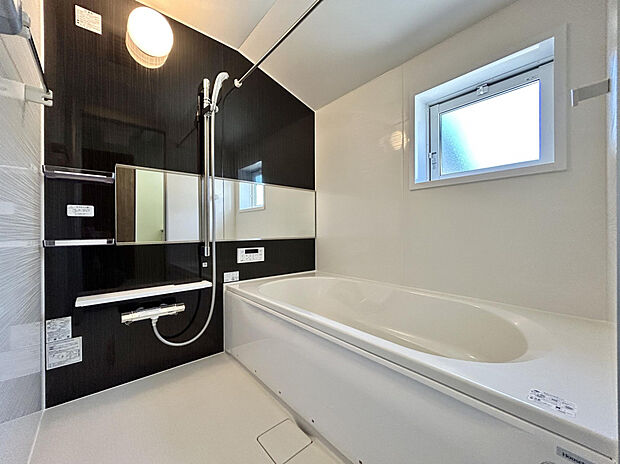 【【浴室（3号棟）/※同仕様参考】】全棟、バスルームには小窓を設置しており、湿気をスムーズに外へ逃がすことができます。設備・仕様などの詳細は、お気軽にお問い合わせください。