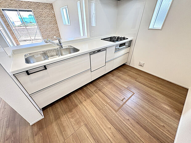 【【2号棟/キッチン】】リビングにいるご家族とコミュニケーションが取りやすい対面式キッチンを採用。家事負担を軽減する食器洗浄乾燥機など、機能的な設備が備わっています。