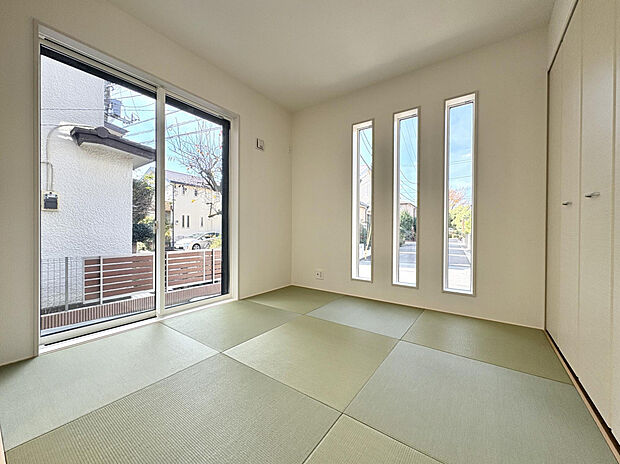 【【1号棟/和室（4.5帖）】】掃き出し窓とスリット窓を採用した2面採光◎縁なし畳を採用したモダンな雰囲気が魅力な和室です。収納が備わっており、個室や客間としても活用いただけます。