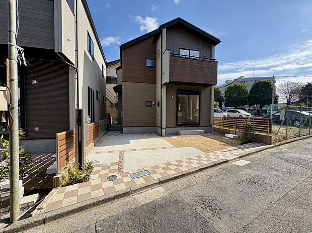 【【外観写真】】制震ダンパーを搭載した、地震に強い住まいです。地震の揺れを吸収し、建物へのダメージを軽減してくれる特徴があります。