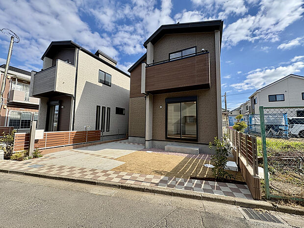 【【外観写真】】各棟、1台分のカースペースをご用意しております（車種による）。また、保谷新道や新青梅街道までアクセスしやすく、快適なカーライフを送ることができます。