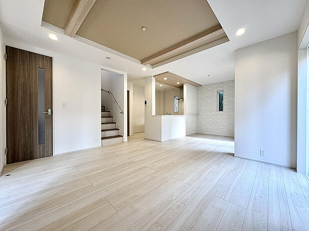 【【1号棟/LDK（17.0帖）】】ご家族と自然が会話が増える対面式キッチン＆リビングイン階段を採用◎リビング上部は開放感溢れる折上天井を施し、空間にメリハリを演出しています。