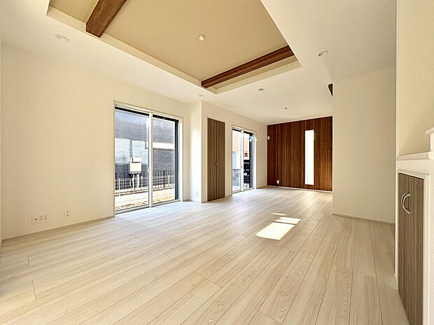 【【1号棟/LDK（18.875帖）】】18帖超の広々としたLDK。南側に設けた2ヶ所の掃き出し窓から、自然光が心地よく差し込み、穏やかな雰囲気が漂います。