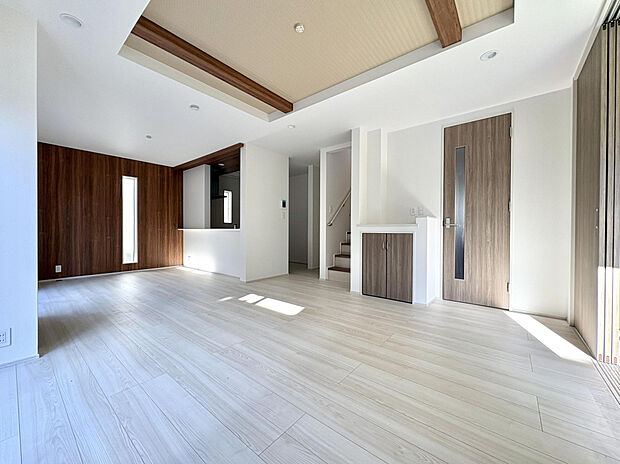 【【1号棟/LDK（18.875帖）】】対面式キッチン×リビングイン階段を採用◎ご家族と顔を合わせる機会が自然と増え、コミュニケーションが育まれる設計に。階段脇にはカウンターを設置しています。