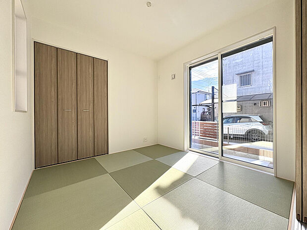 【【1号棟/和室（4.5帖）】】多用途に活用可能な和室は、LDKの「洋」の雰囲気にも調和する洋室仕様。あたたかい陽光が差し込み、キッズスペースやお昼寝スペースとしても重宝しそうです。