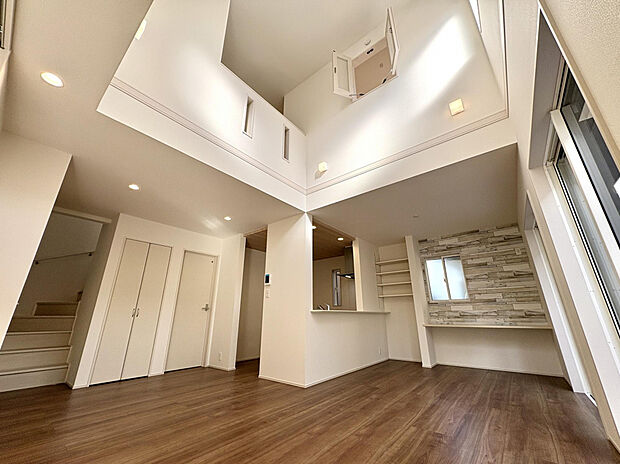 【【1号棟/LDK（17.75帖）】】2階にいながら、どこかご家族の気配を感じられる空間設計。心地よい空間で、ゆったりと家族団欒のひとときをお過ごしいただけます。