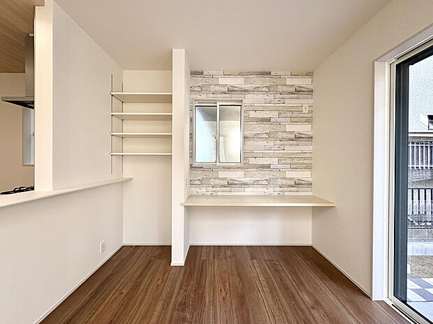 【【1号棟/可動棚＋カウンター】】LDKの一角に、カウンターを設置。パソコン作業やお子さまのスタディスペースにも重宝しそうです。可動棚には、日用品の整理やディスプレイを楽しめます。