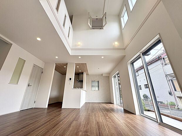 【【LDK（18.0帖）】】吹抜けを採用した開放感のあるLDK。2階にいてもご家族の気配を感じながら過ごすことができ、上下階のつながりを大切にした設計です。