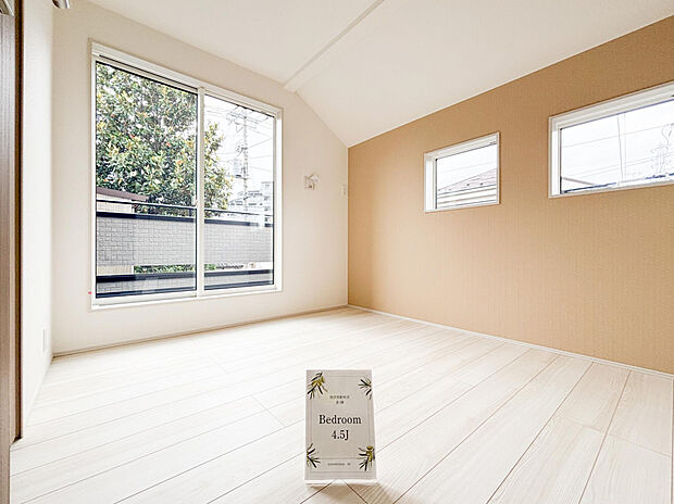 【【1号棟/洋室（4.5帖）】】南西側に位置する洋室です。バルコニーに面しているため、あたたかい陽光と爽やかな風を室内に取り込めます。出入口横には、扉付きのクローゼットを備えています。