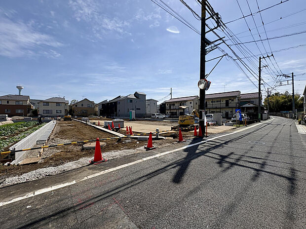 【【前面道路含む現地土地写真】】車の通り抜けができない防犯性・安全性に配慮した街区設計。急な飛び出しが心配な小さいお子様がいるご家庭にも嬉しい環境です。