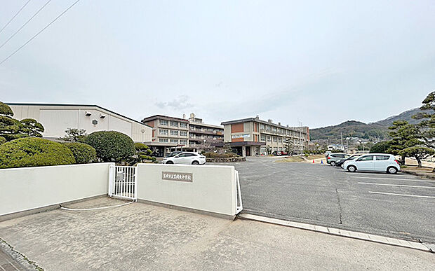 市立東中学校(約1,100m)