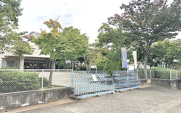 市立住吉台小学校(約300m)