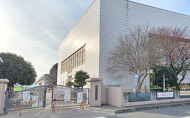 鶴ヶ島市立新町小学校（約580m）