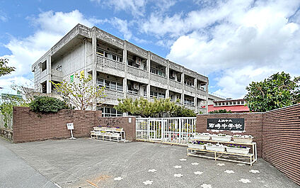 糸満市立西崎中学校 920m