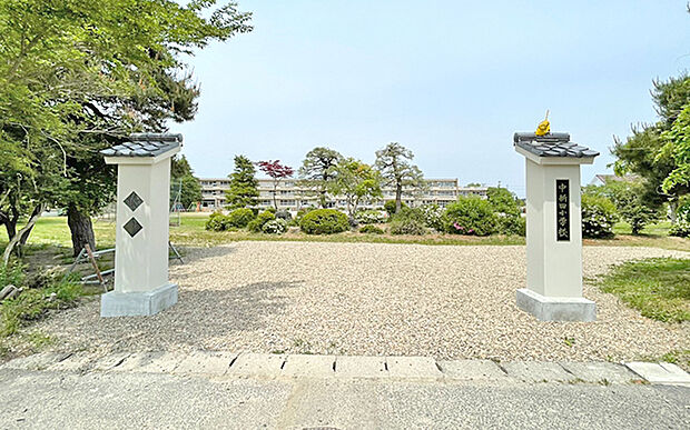 町立中新田小学校(約730m)