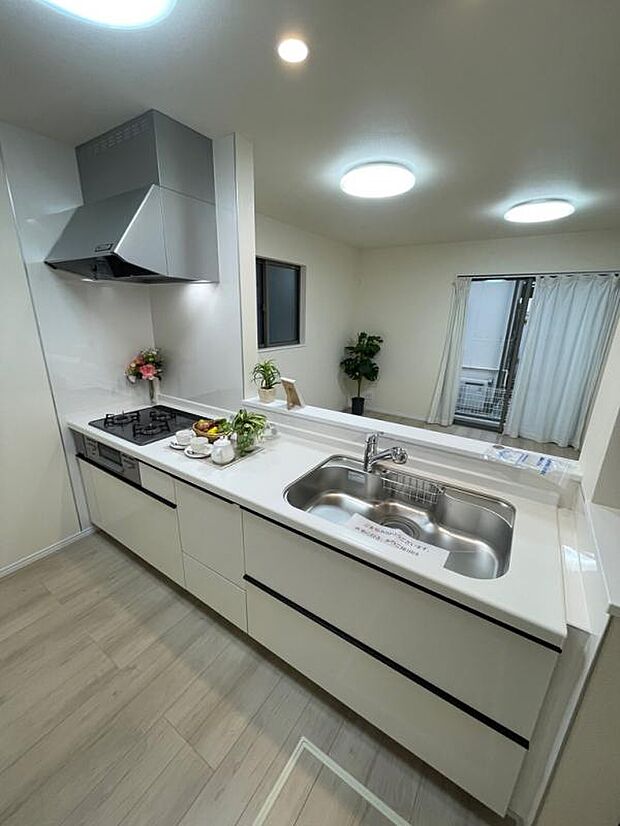 （A号棟） 対面式のカウンターキッチンはお料理中でも家族との団欒を楽しめます。