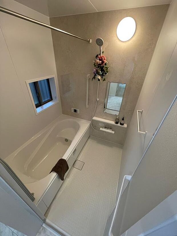 （A号棟） 半身浴も楽しめる浴室です。寒い日でも安心の浴室乾燥暖房機も付いています。