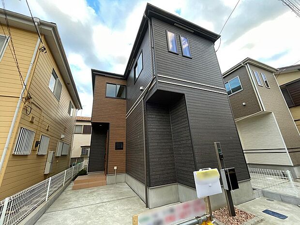 【（B号棟）】（B号棟） 色使いがお洒落な外観です。閑静な住宅地にもなじんでいます。