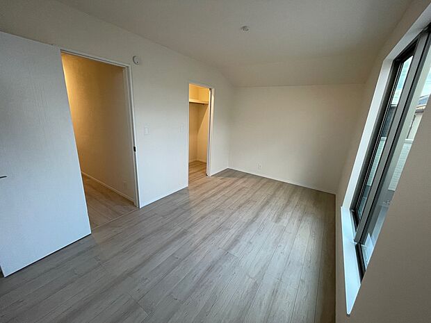 【（A号棟）洋室】（A号棟） 夫婦の寝室としても十分な広さのある、7.5帖の洋室です。