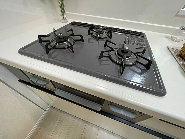 【キッチンガスコンロ】同時の調理もはかどる3口タイプのガスコンロです。