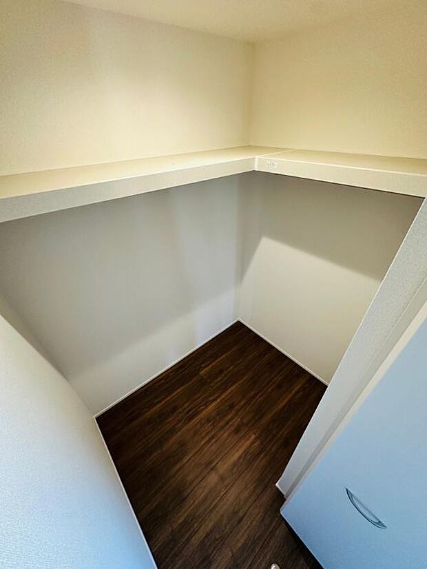 【ウォークインクローゼット】上部に棚の付いたWIC。ごちゃごちゃしがちなものもスッキリと収まります。