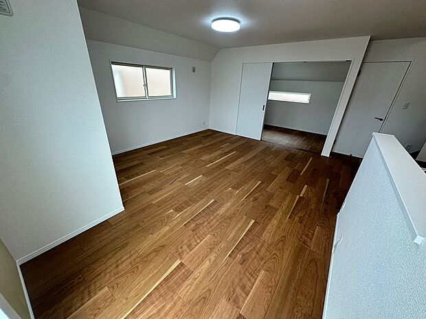 【リビング】5帖の洋室も扉を開ければLDKがより広々とした印象になります。