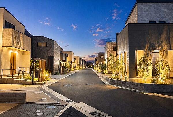 洗練されたファサードが美しく連なる、上質なモダン街区。素材の質感と建築美にこだわった邸宅が整然と並び、重厚感と気品に包まれた街並みを形成。日々の暮らしが特別になる、プレミアムな邸宅街がここに誕生。