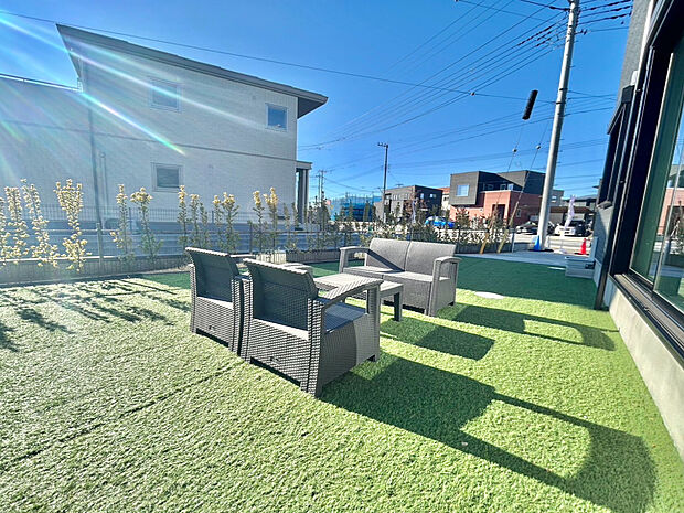 【施工例】人工芝は害虫や雑草の問題がほとんどないため、害虫駆除や除草剤の使用が不要になります。一年中緑が保たれるため、季節に関係なく美しい見た目を維持できます。