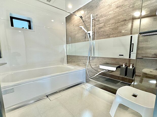 【浴室】【施工例】一般的な浴室よりも一回り広い、1.25坪タイプの広々バスルームは、子どもと一緒に入っても余裕の広さです。