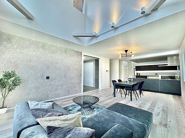 【【施工例】リビング】【施工例】大きな吹き抜けと広々とした窓から差し込む自然光が生活空間を明るく開放的に演出します。風が心地よく通り抜けるリビングで季節の移ろいを感じながら過ごすことができます。