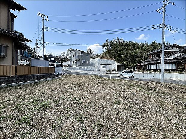 【現地】周囲には落ち着いた住宅街が広がり、小さなお子様がいるご家庭にも安心のロケーションです。